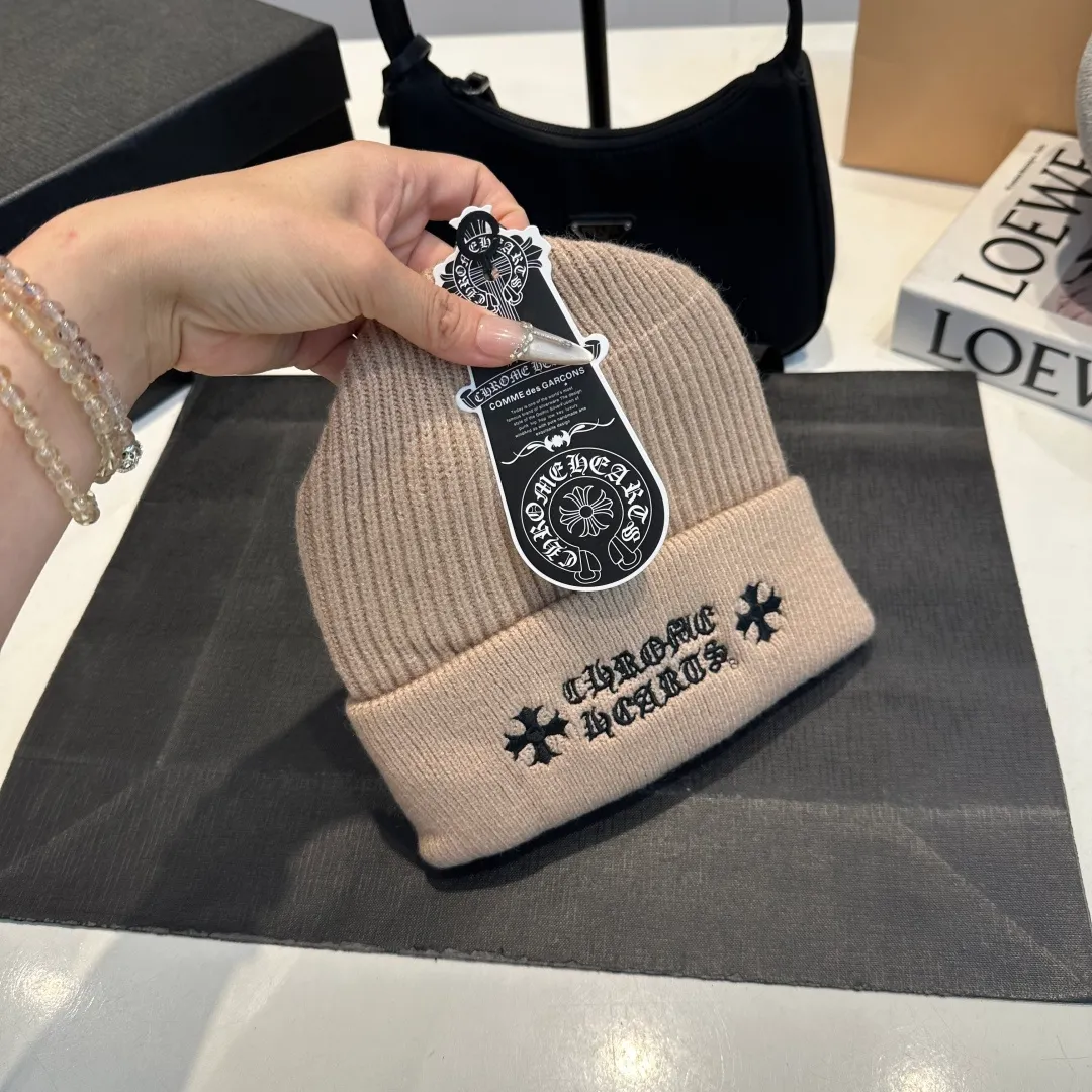 P46 Crow Heart Autumn and Winter Wool Knitted Beanie This must be a favorite of minimalism. It is clean, neat, fashionable and versatile, and will definitely not be picky about your face shape! A fashionable classic that lasts forever! Fashionable black and white can be purchased together!